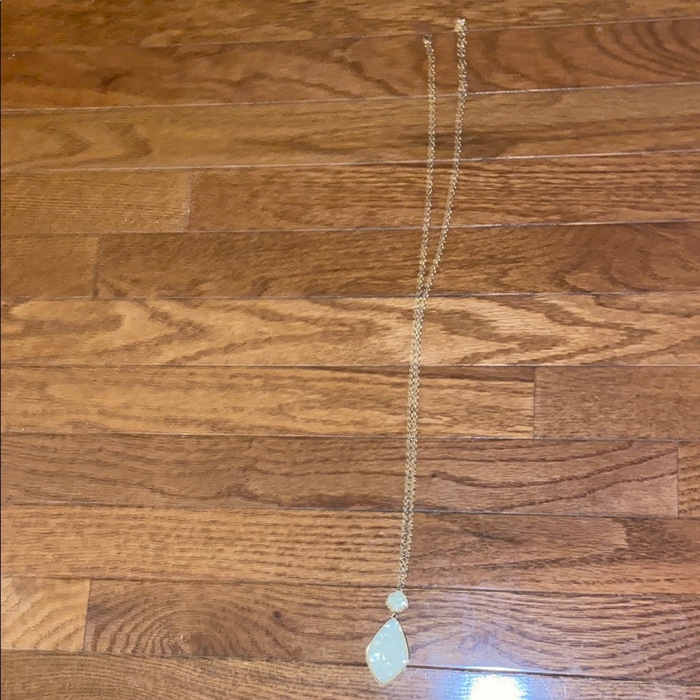 Elegant Gold Necklace with Pendant